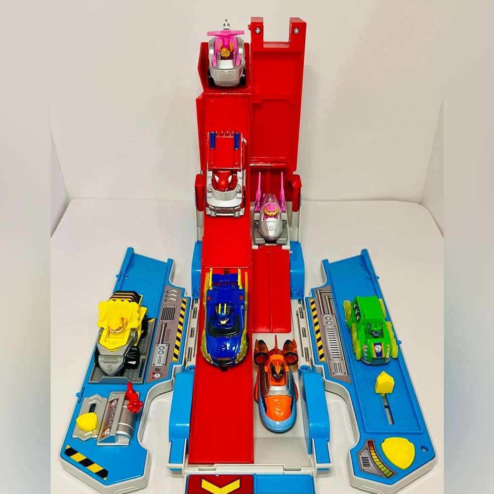 PAW Patrol True Metal Playsets, 13 Die-Cast Cars, 5 Racers, 11 Figures - Picture 4 of 13